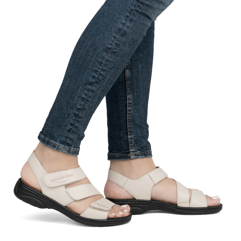 detail Dámské sandály RIEKER 64573-81 béžová S5