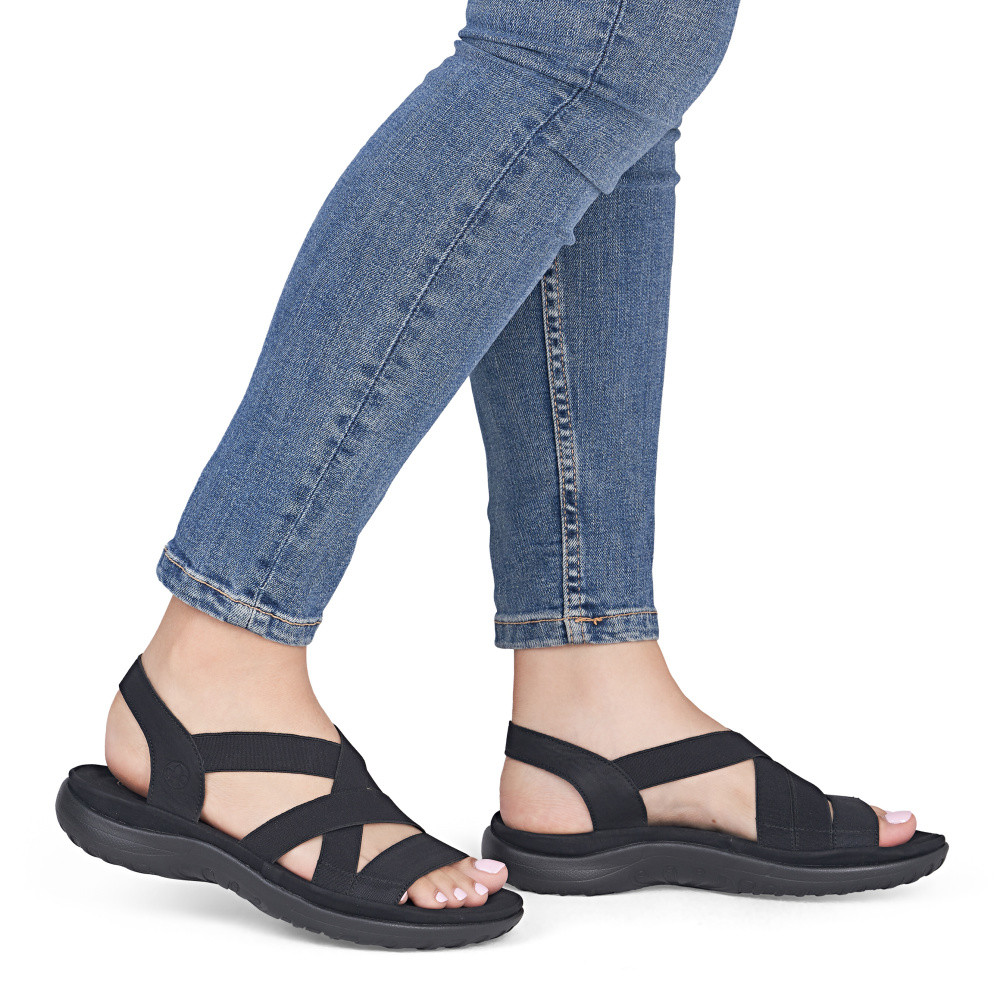 detail Dámské sandály RIEKER 64857-00 černá S6