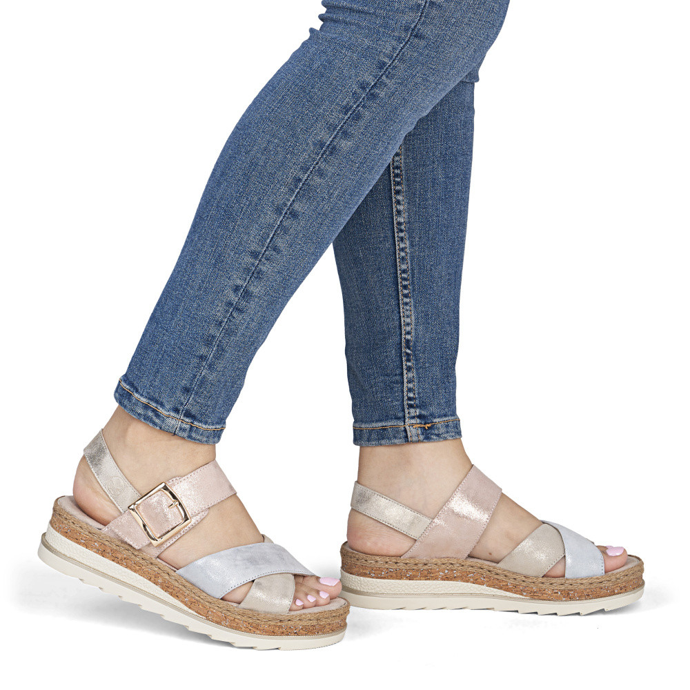 detail Dámské sandály RIEKER V7951-90 zlatá S6