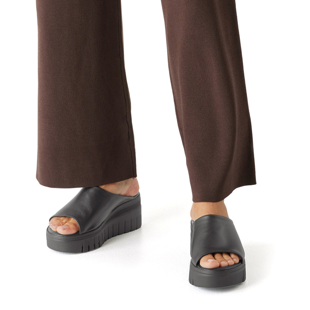 detail Dámské nazouváky TAMARIS 27206-46-001 černá S6