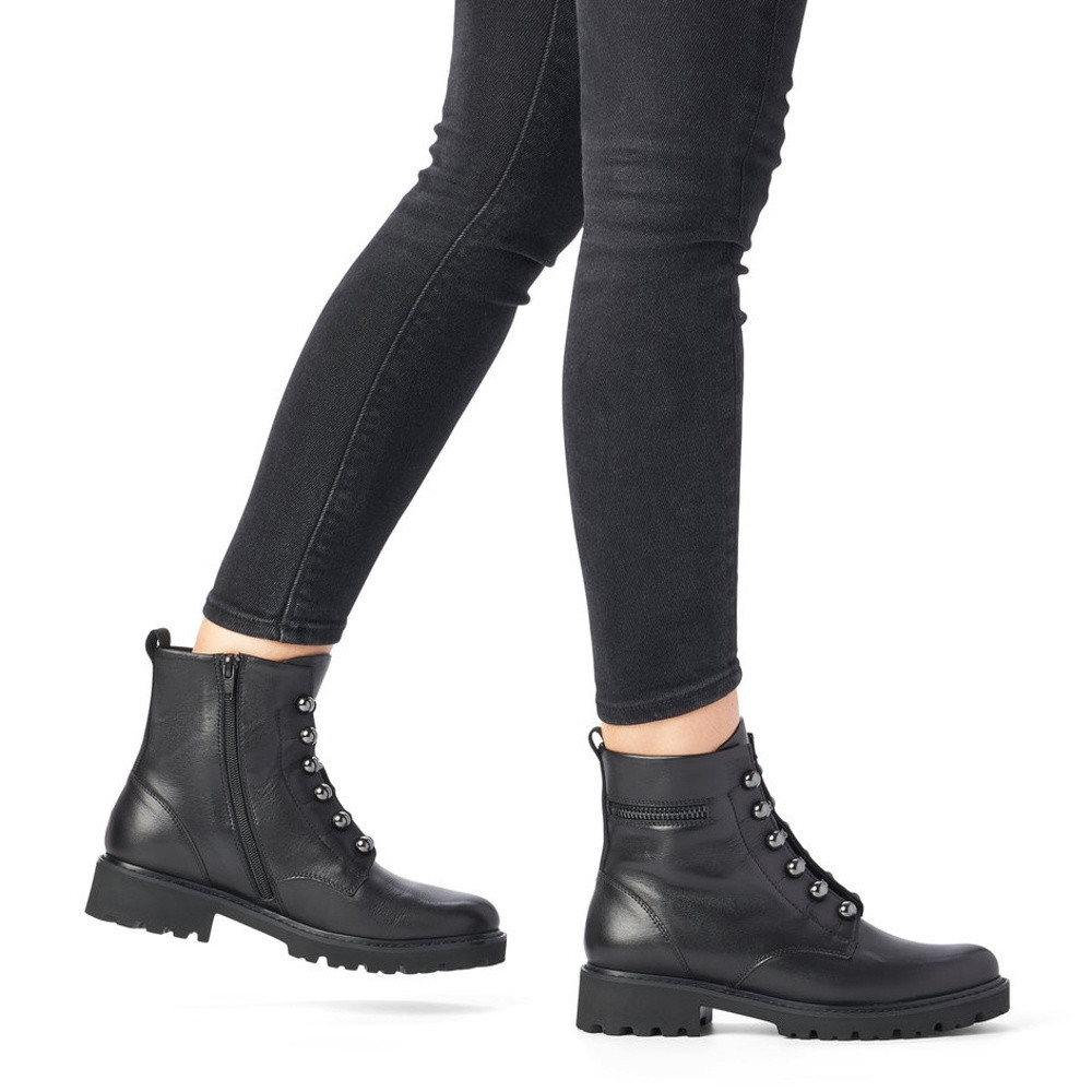 detail Dámská kotníková obuv REMONTE D8670-01 černá W4