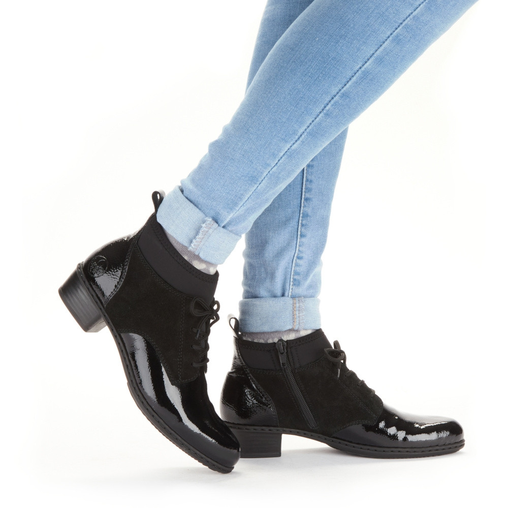 detail Dámská kotníková obuv RIEKER Y0740-00 černá W2