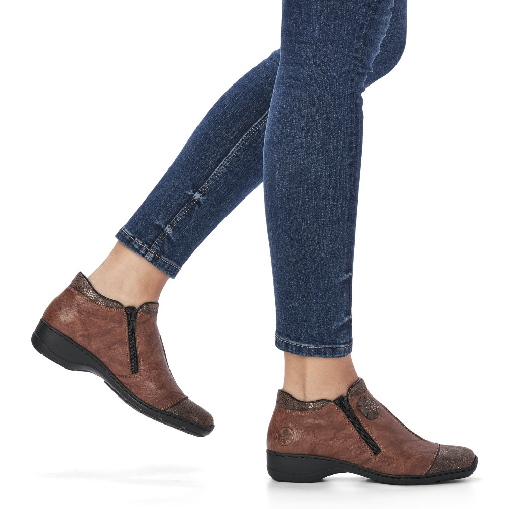 detail Dámská kotníková obuv RIEKER 58388-22 hnědá W4