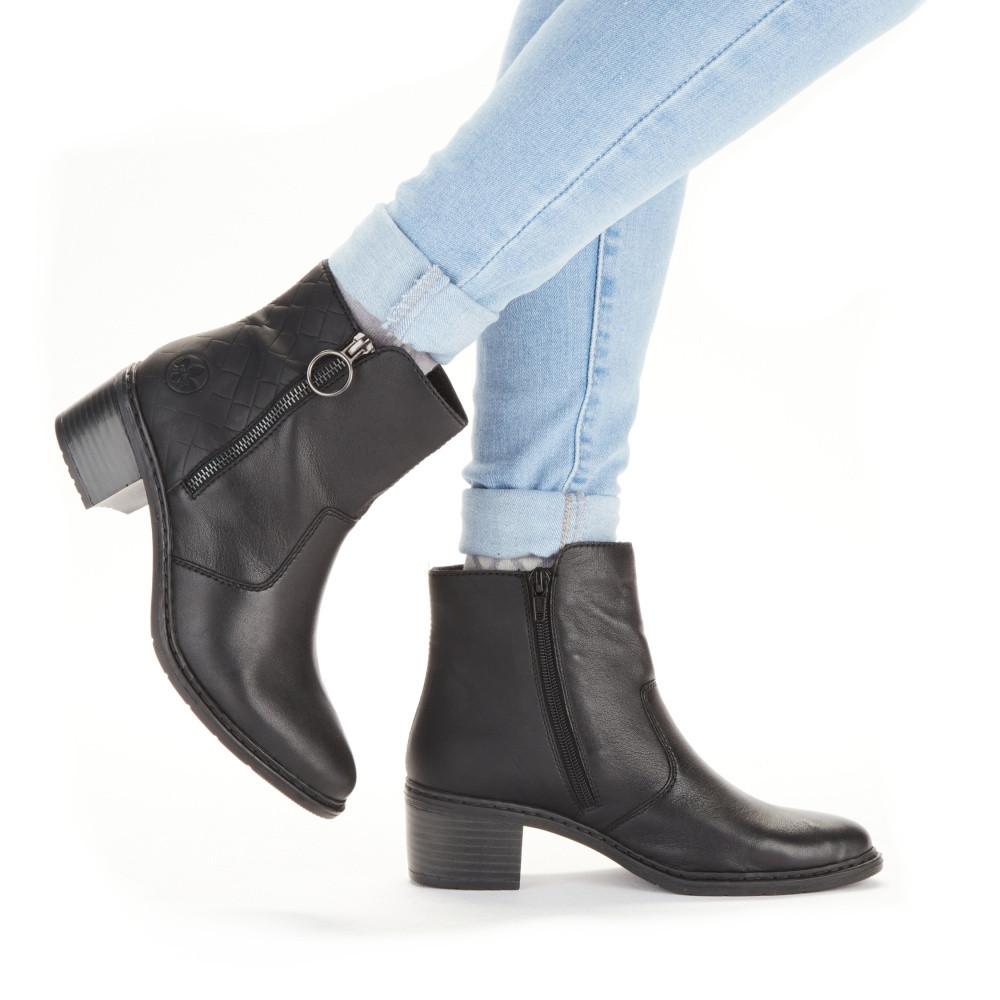 detail Dámská kotníková obuv RIEKER 70150-00 černá W3