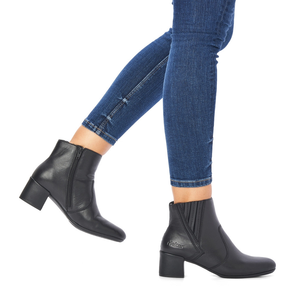 detail Dámská kotníková obuv RIEKER 70250-00 černá W2