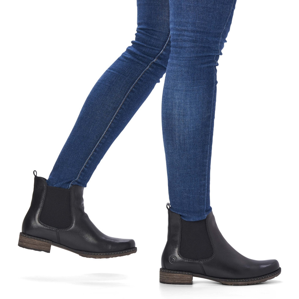 detail Dámská kotníková obuv REMONTE D4375-00 černá W2