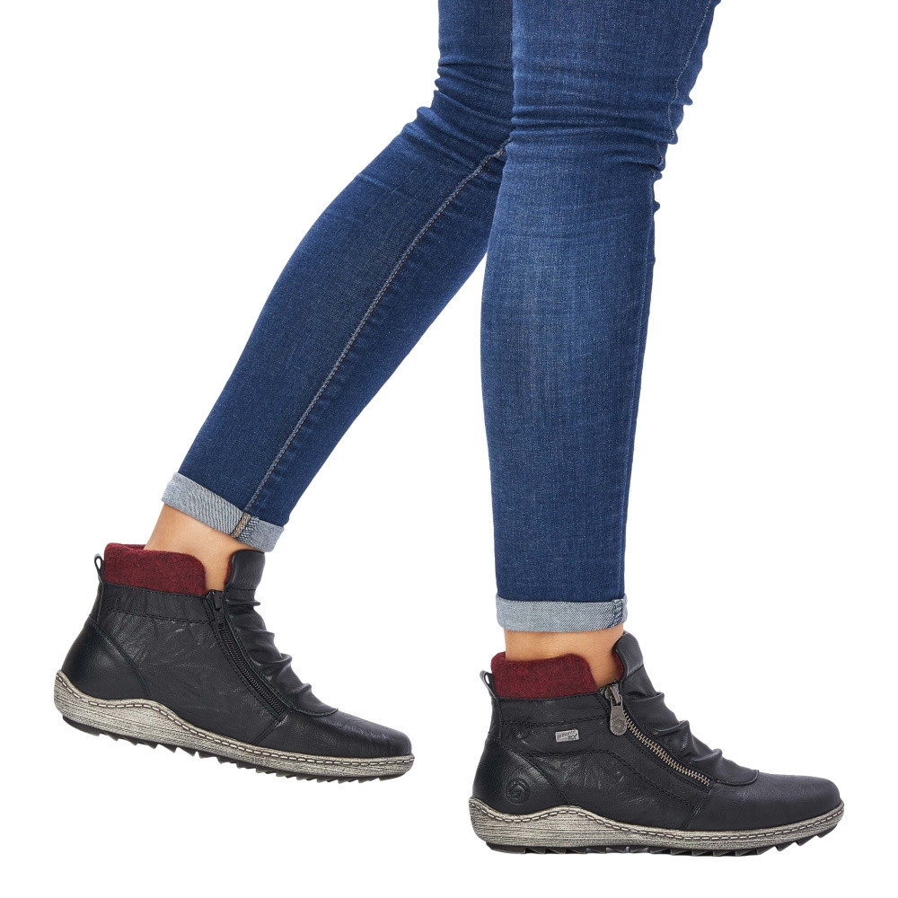 detail Dámská kotníková obuv REMONTE R1486-01 černá W3