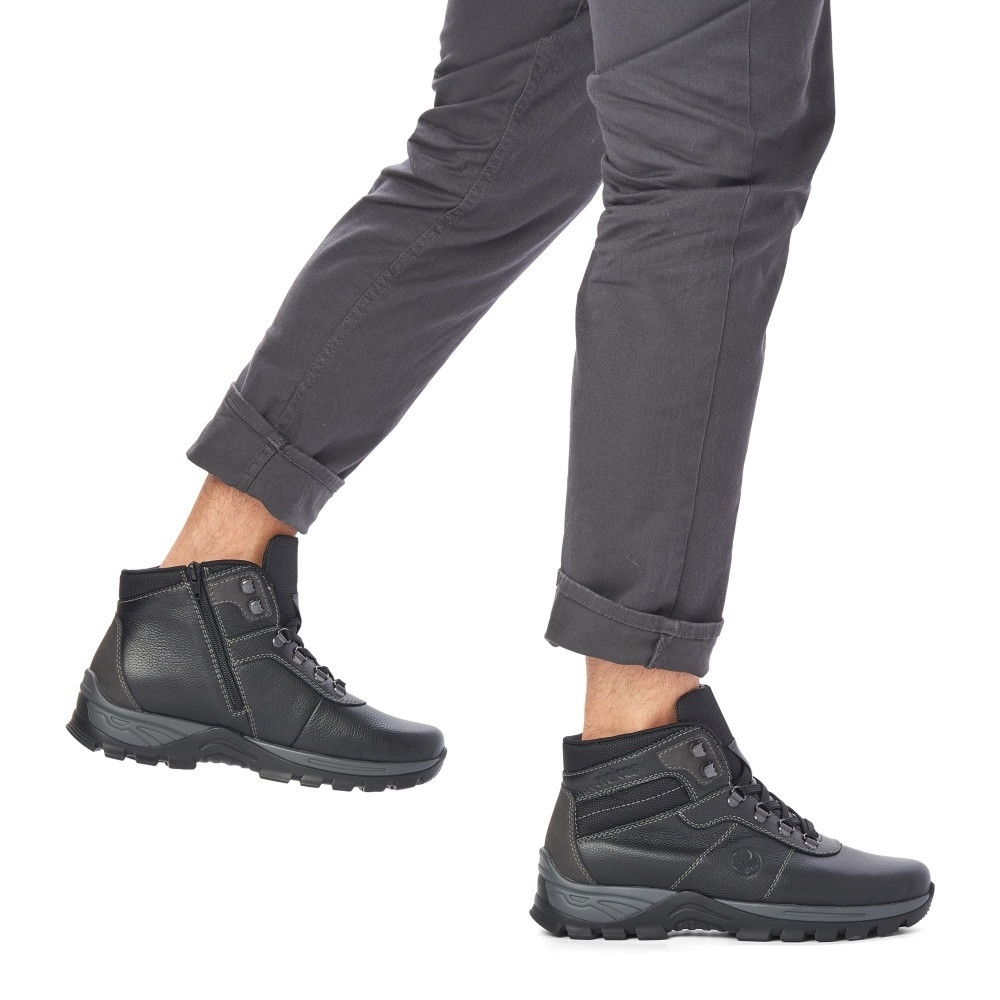 detail Pánská kotníková obuv RIEKER B6802-00 černá W3