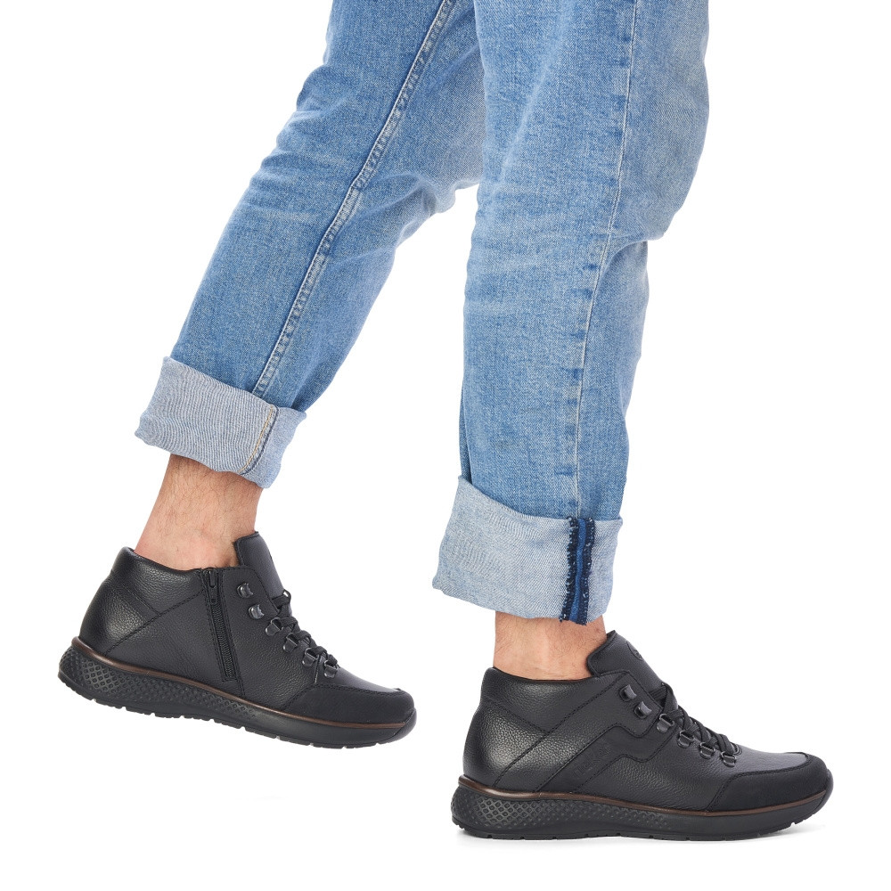 detail Pánska členková obuv RIEKER B7619-00 čierna W2