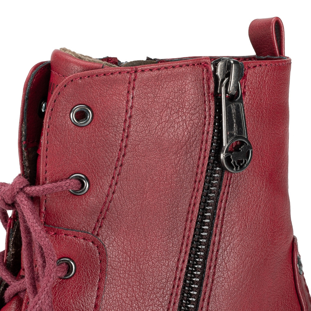 detail Dámská kotníková obuv MUSTANG 1229513-5 červená W4