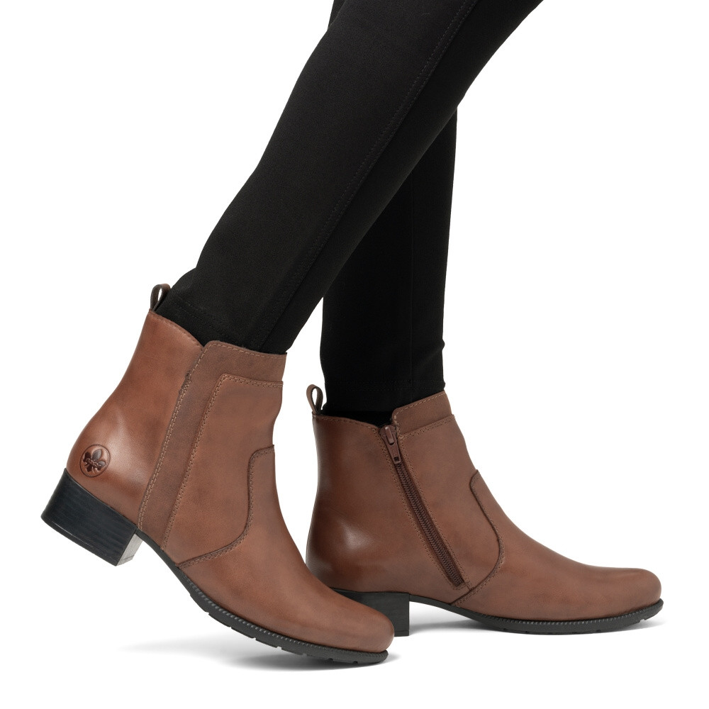 detail Dámská kotníková obuv RIEKER 78658-22 hnědá W4