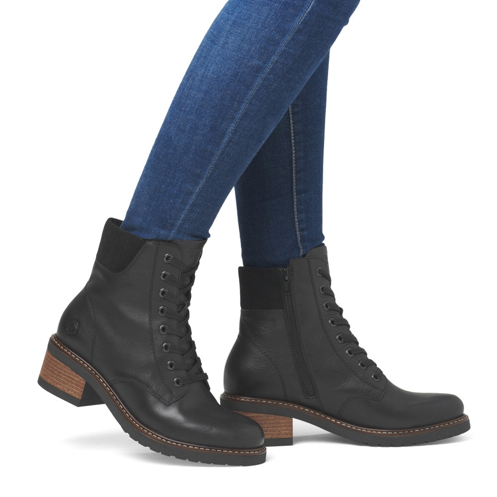 detail Dámská kotníková obuv REMONTE D1A70-00 černá W4