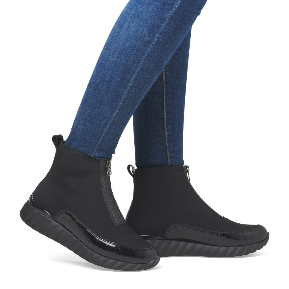 detail Dámská kotníková obuv REMONTE D5983-03 černá W4