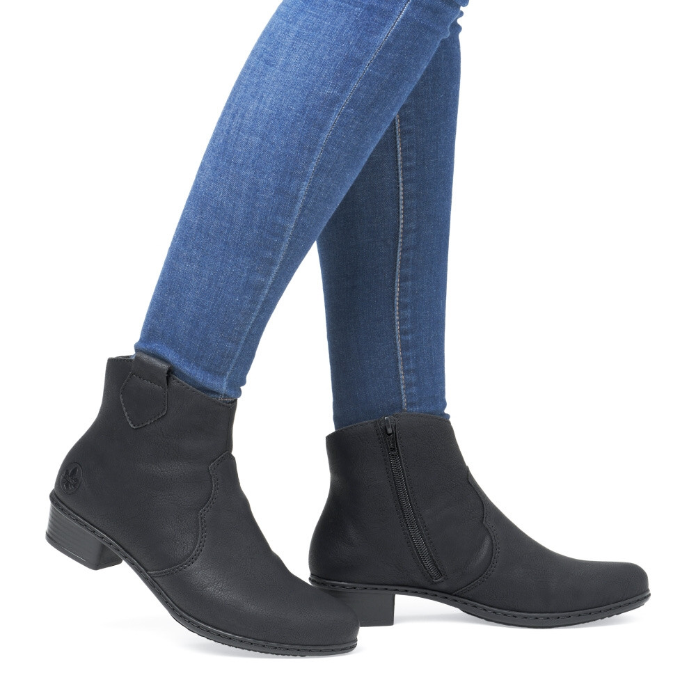 detail Dámská kotníková obuv RIEKER Y0762-00 černá W5