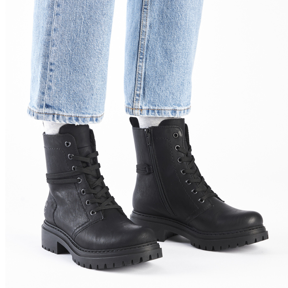 detail Dámská kotníková obuv RIEKER 72675-01 černá W4