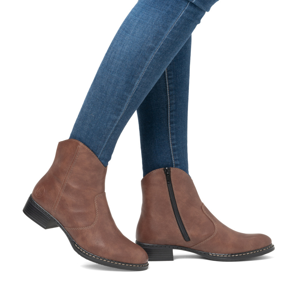 detail Dámská kotníková obuv RIEKER 73467-24 hnědá W4