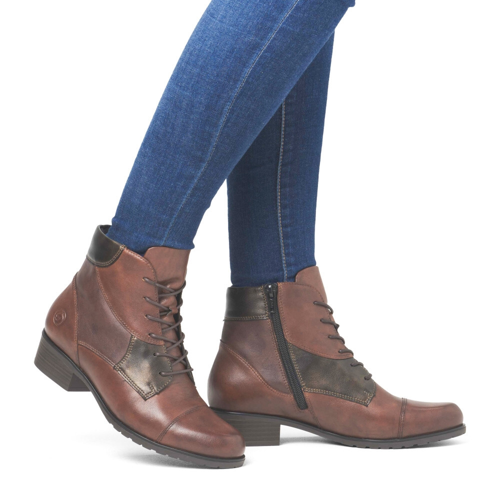 detail Dámská kotníková obuv REMONTE D6882-23 hnědá W4