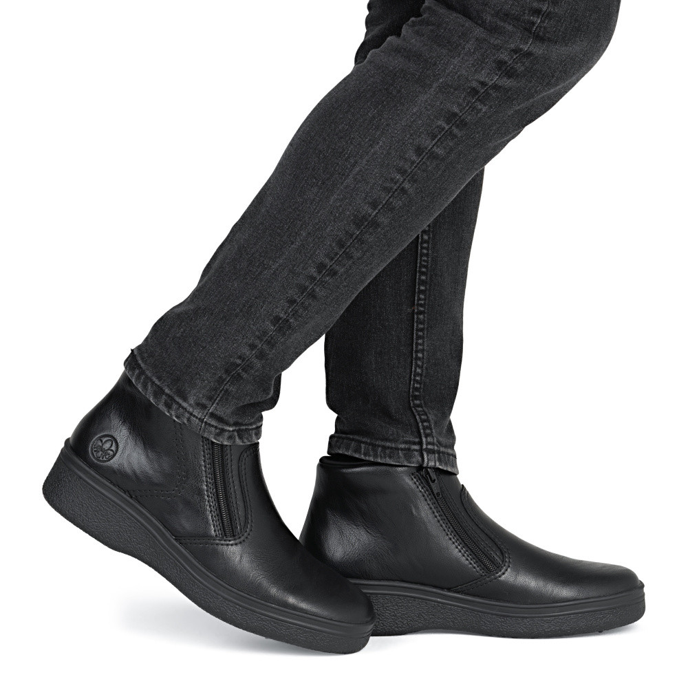 detail Pánská kotníková obuv RIEKER 38655-00 černá W5