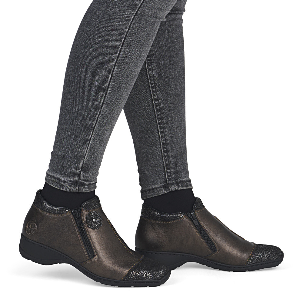 detail Dámská kotníková obuv RIEKER 58388-25 hnědá W5