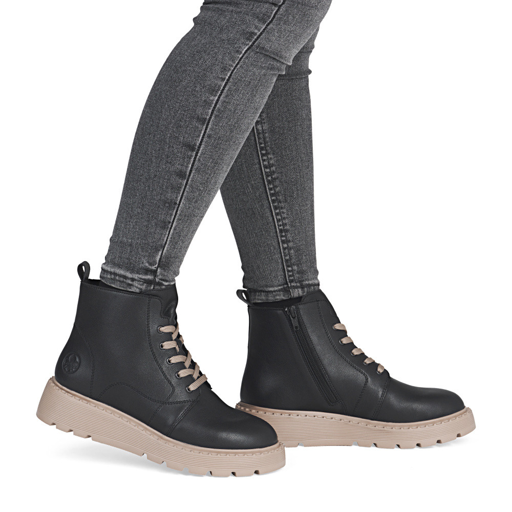 detail Dámská kotníková obuv RIEKER 70405-00 černá W5