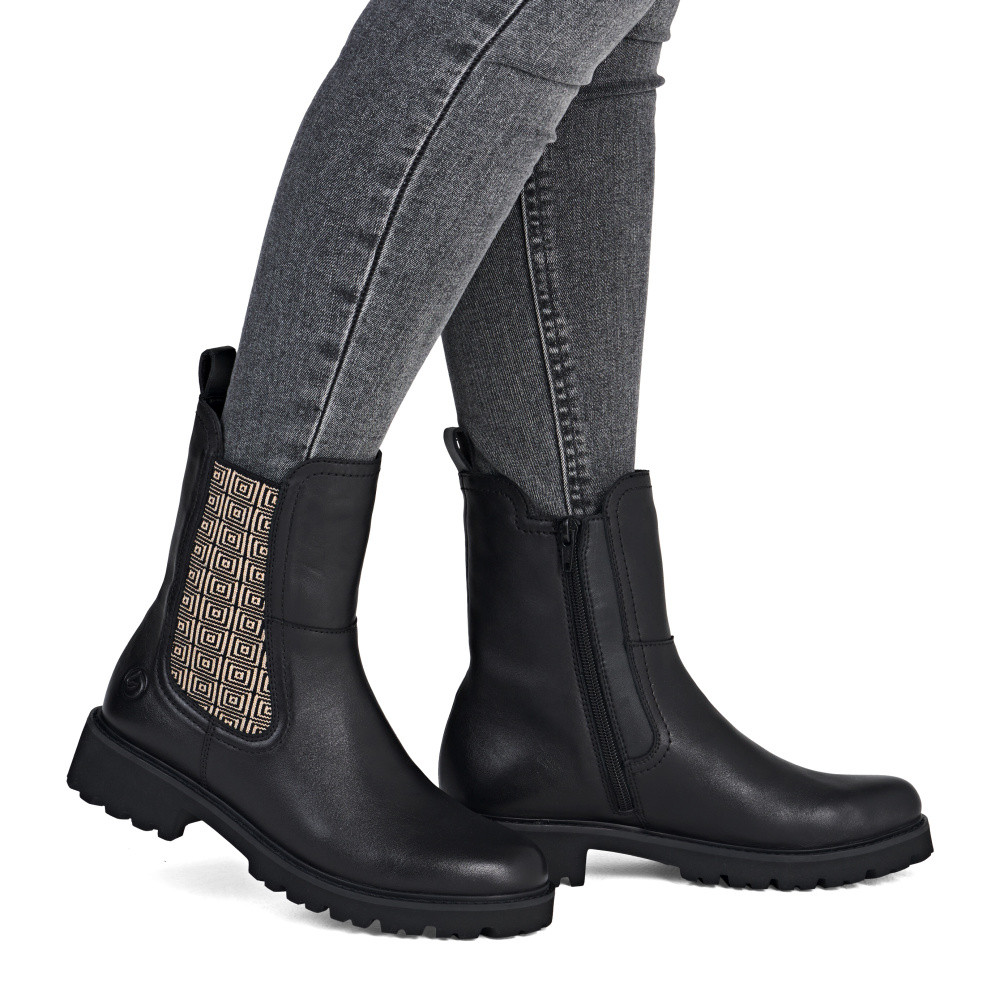 detail Dámská kotníková obuv REMONTE D8694-03 černá W5