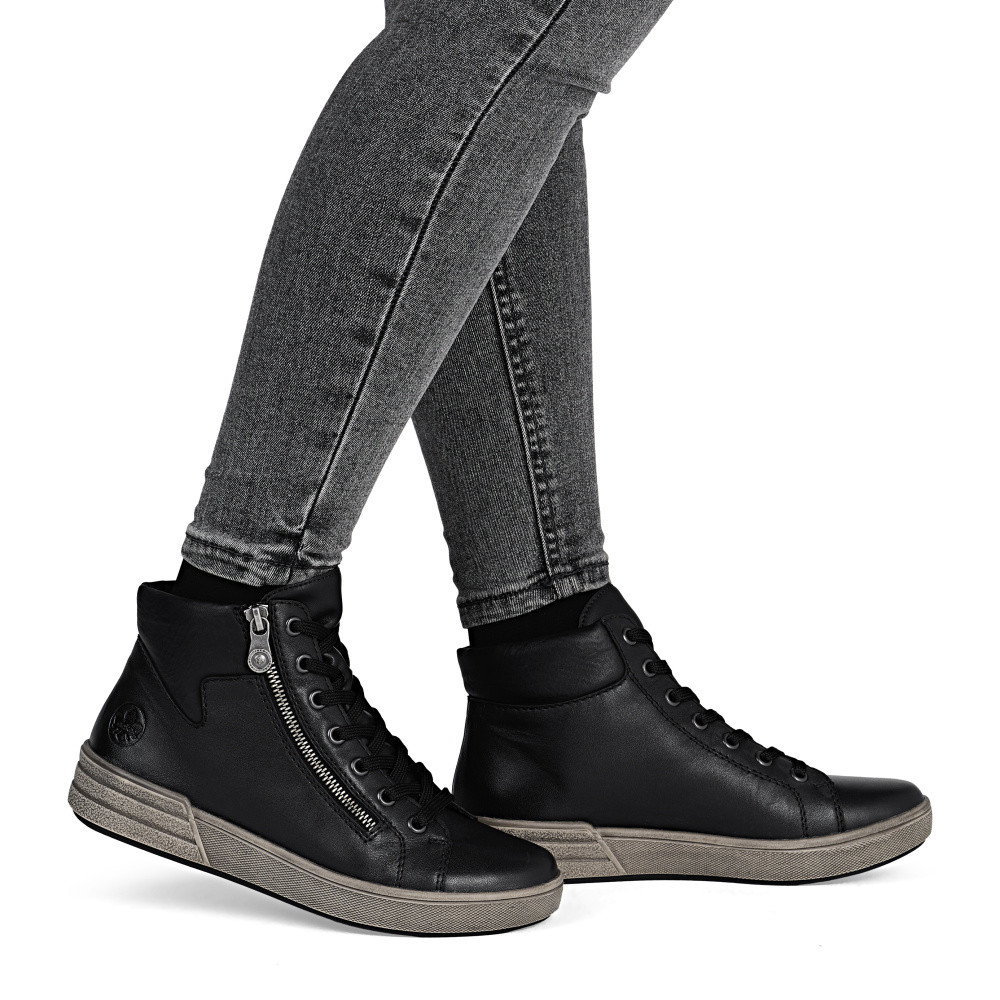 detail Dámská kotníková obuv RIEKER X0709-01 černá W5