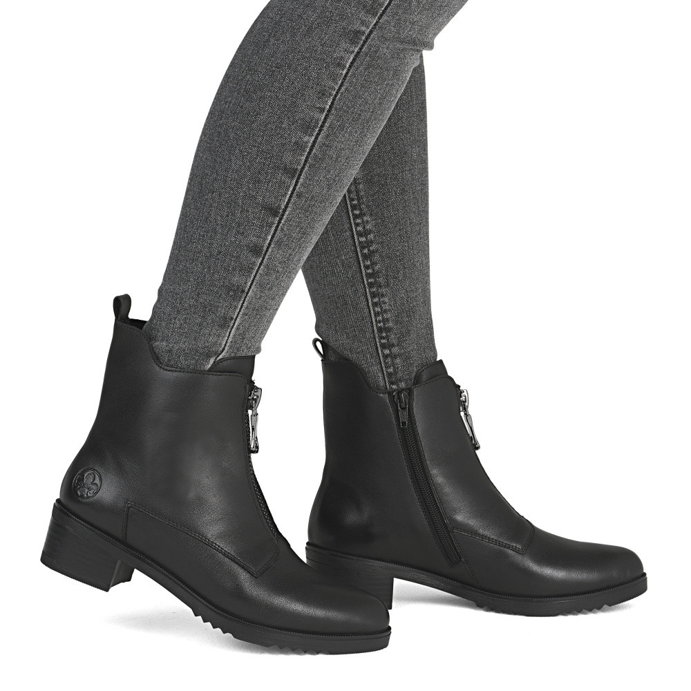 detail Dámská kotníková obuv RIEKER Y0552-00 černá W5