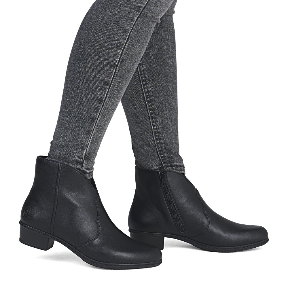 detail Dámská kotníková obuv RIEKER Y0754-00 černá W5