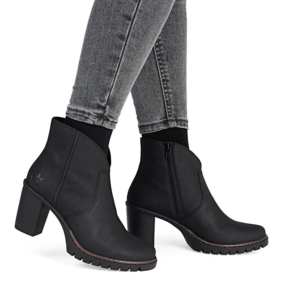 detail Dámská kotníková obuv RIEKER Y2553-00 černá W5