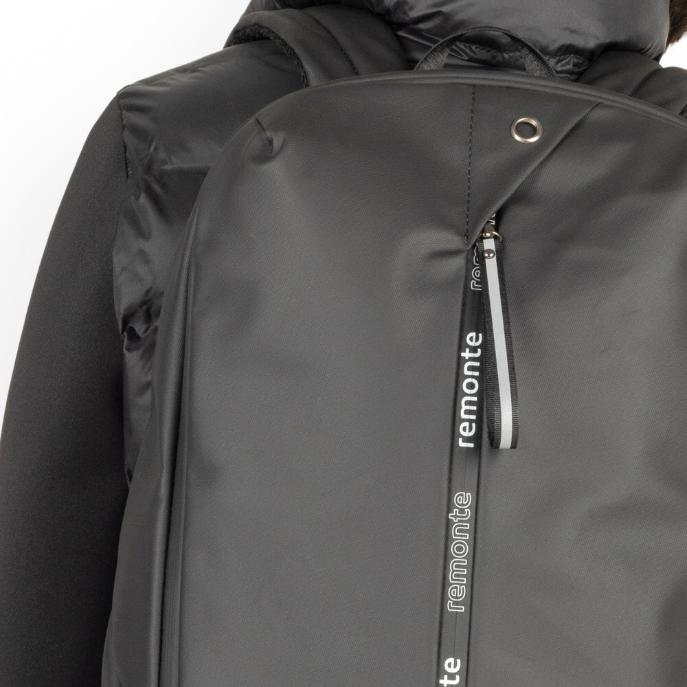 detail Dámský batoh REMONTE Q0531-00 černá W4