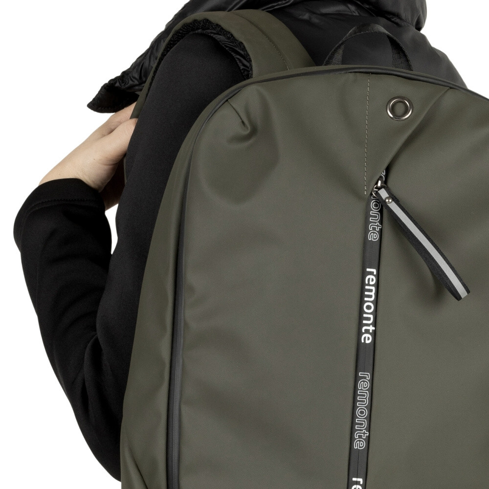 detail Dámský batoh REMONTE Q0531-54 zelená W4