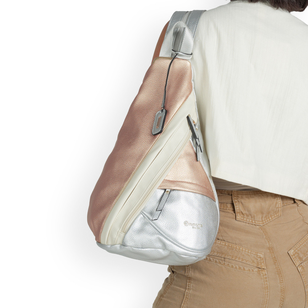 detail Dámský batoh REMONTE Q0530-90 zlatá S5