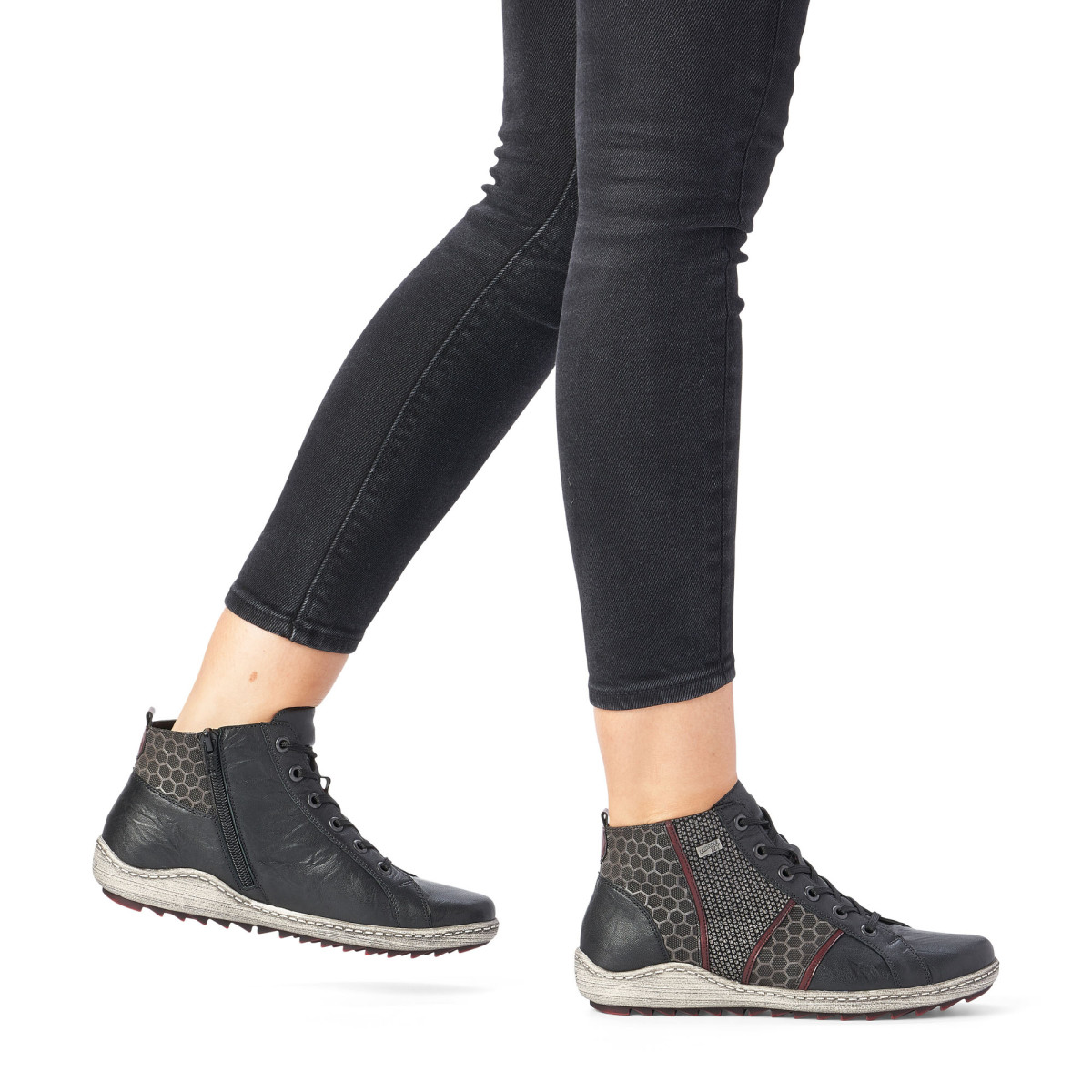 detail Dámská kotníková obuv REMONTE R1476-01 černá W0
