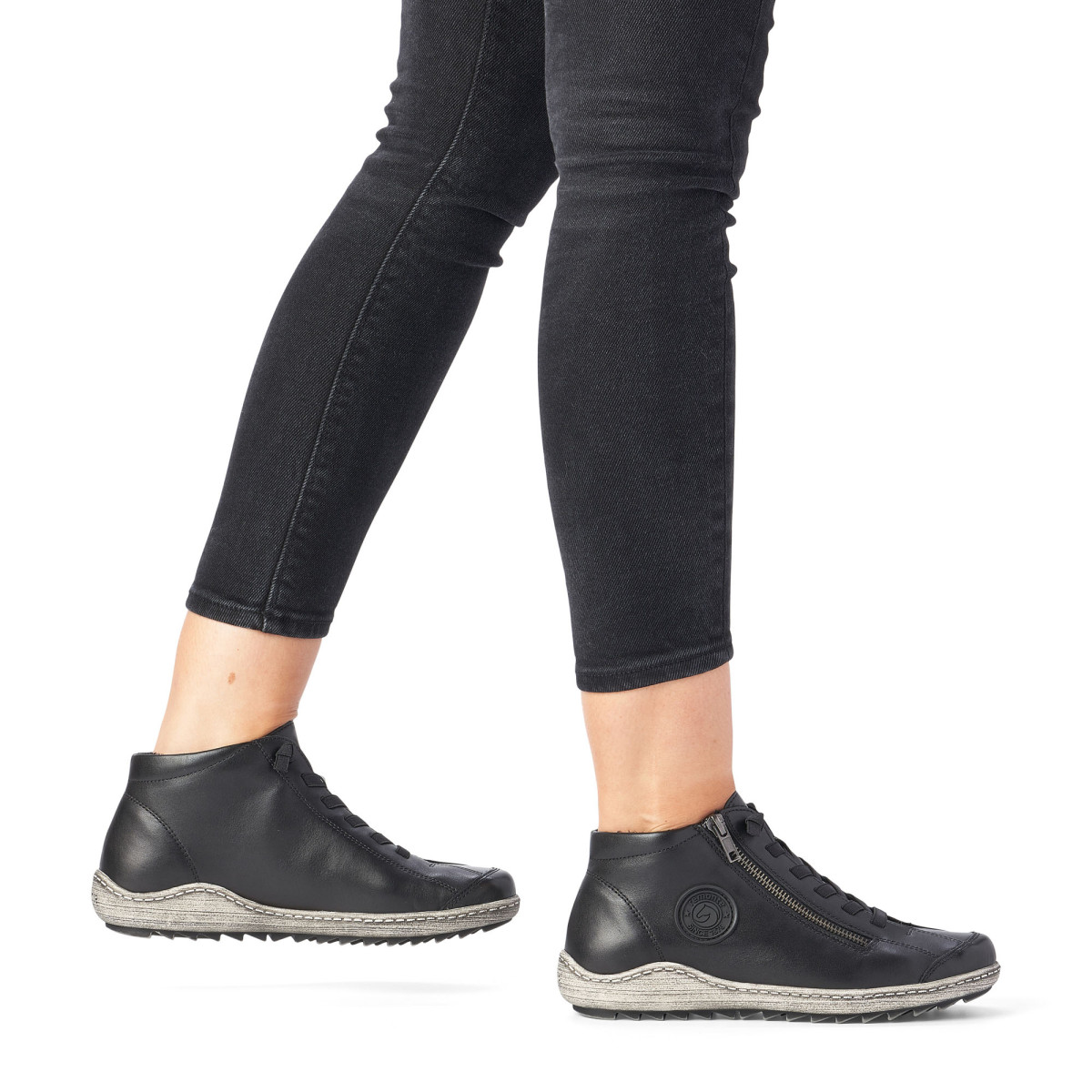detail Dámska členková obuv REMONTE R1498-01 čierna W4
