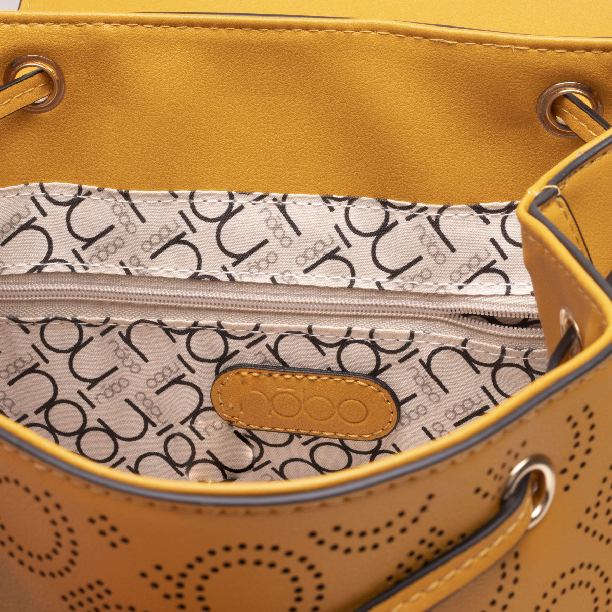 detail Dámská batůžek NOBO NOB-2019906-S0 žlutá