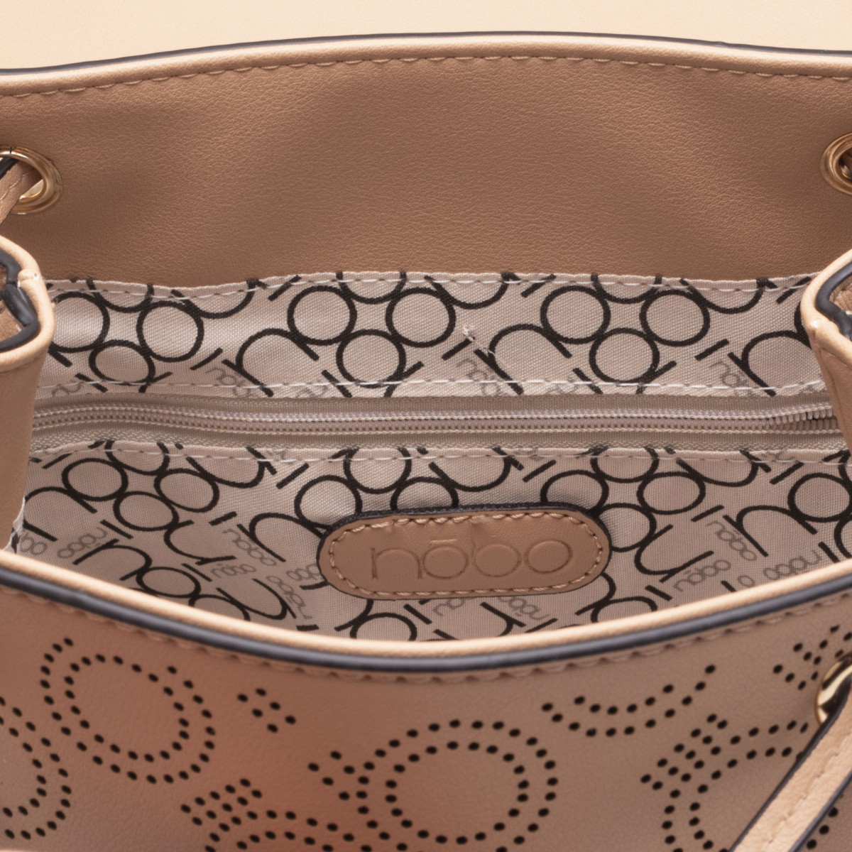 detail Dámská batůžek NOBO NOB-2019908-S0 béžová
