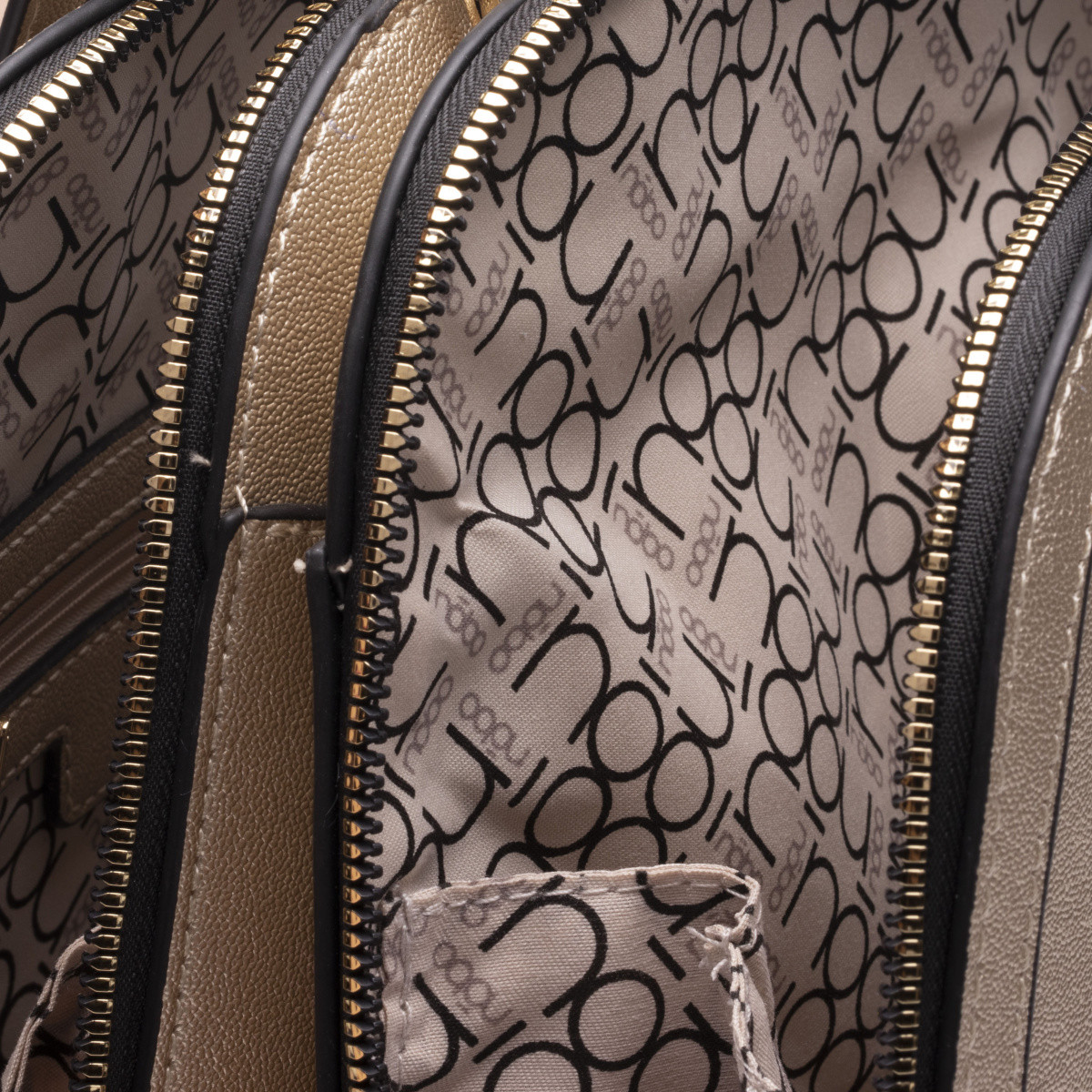 detail Dámská batůžek NOBO NOB-2019934-S0 zlatá