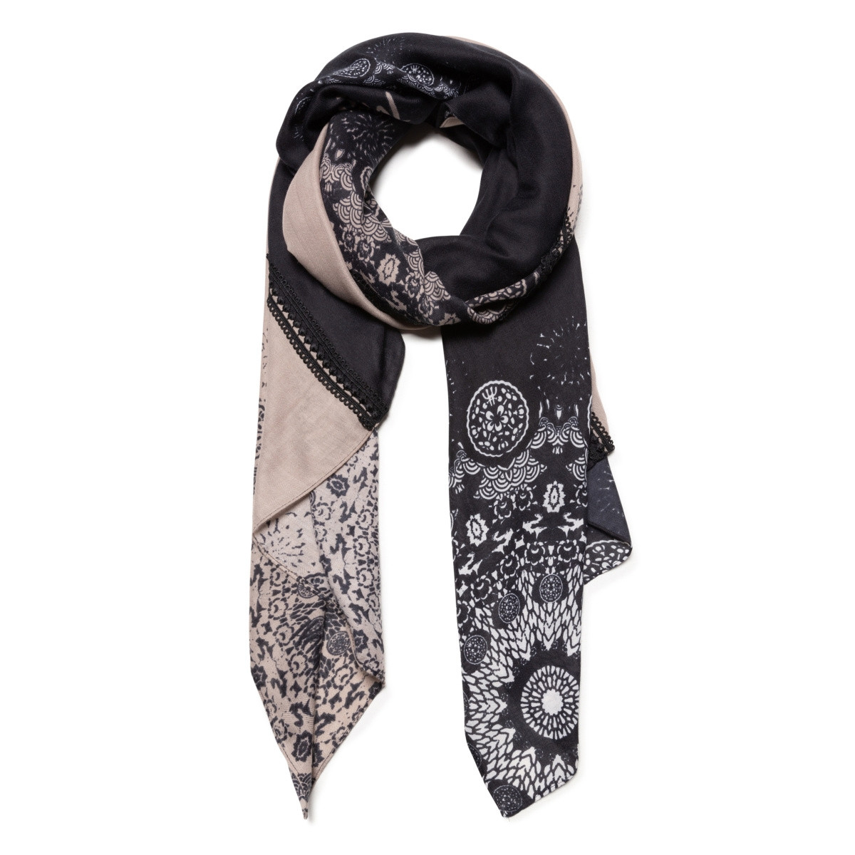 detail Dámský šátek DESIGUAL 19WAWA50/ 2000 BLACK DESIGUAL