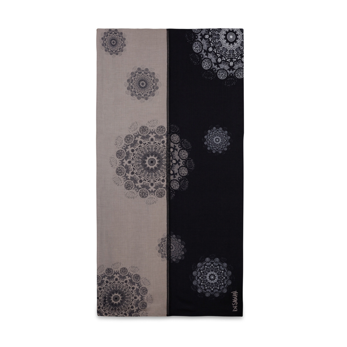 detail Dámský šátek DESIGUAL 19WAWA50/ 2000 BLACK DESIGUAL