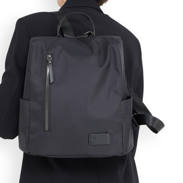 detail Dámský batoh REMONTE RIE-20103410-W3 černá